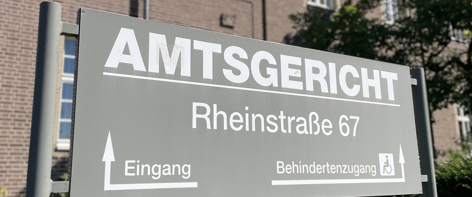 Eingangsschild vor dem Altbaugebäude des Amtsgerichts.